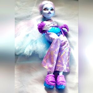 Monster High 2022 Abbey Bominable Doll with Skulltimate Locker